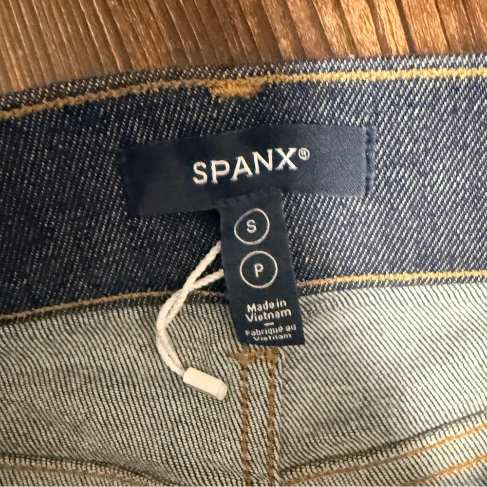 [NWOT] $168 SPANX Shape Original EveryWear
Flare Jeans in Indigo. Size Small - Picture 7 of 7